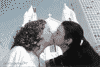 Duas militantes lésbicas beijando-se em frente à igreja