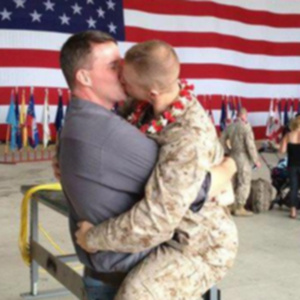 EUA: Foto de beijo militar gay faz sucesso no facebook